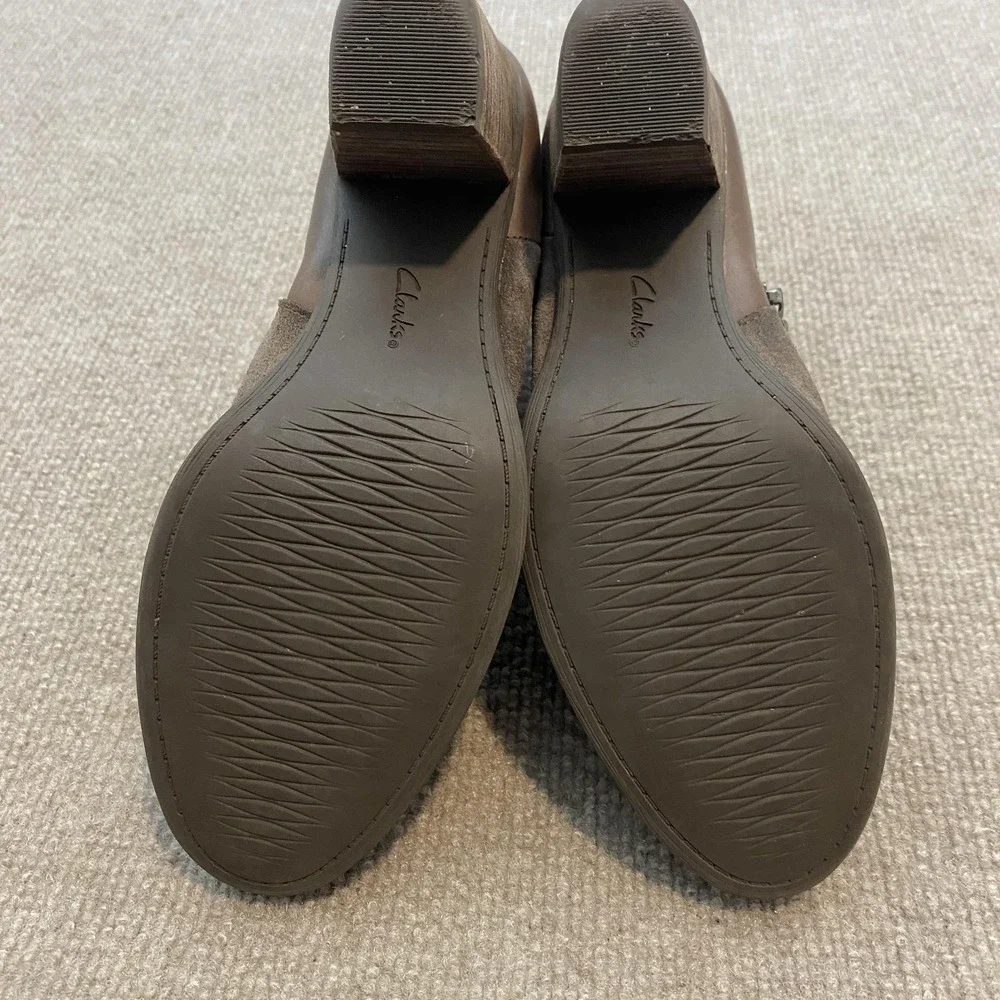 Clarks Booties Womens Size 8.5 Brown Suede Ankle Zip Block‎ Heel 26110635M